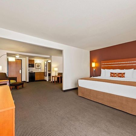 מלון Wingate By Wyndham Calgary South מראה חיצוני תמונה