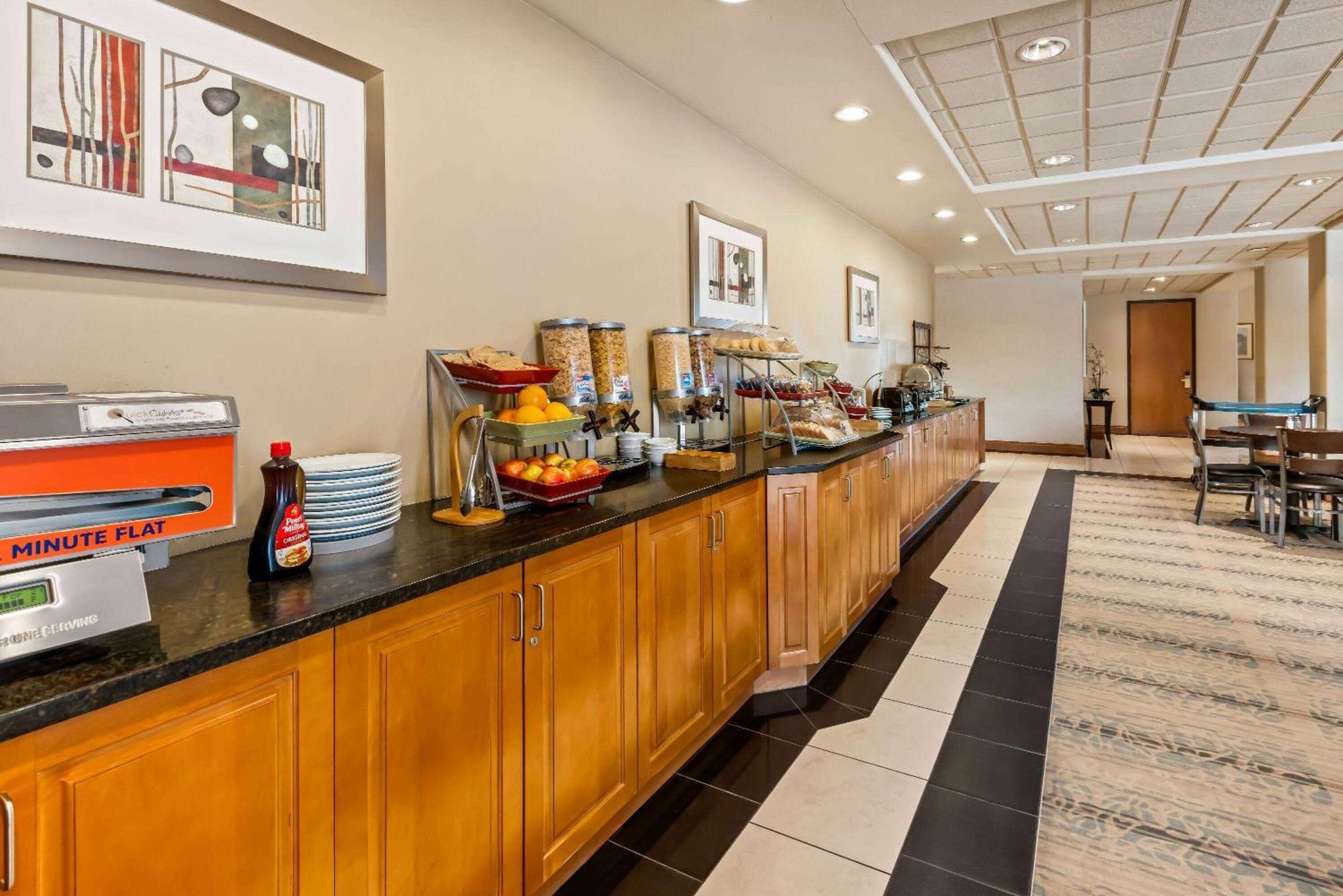 מלון Wingate By Wyndham Calgary South מראה חיצוני תמונה