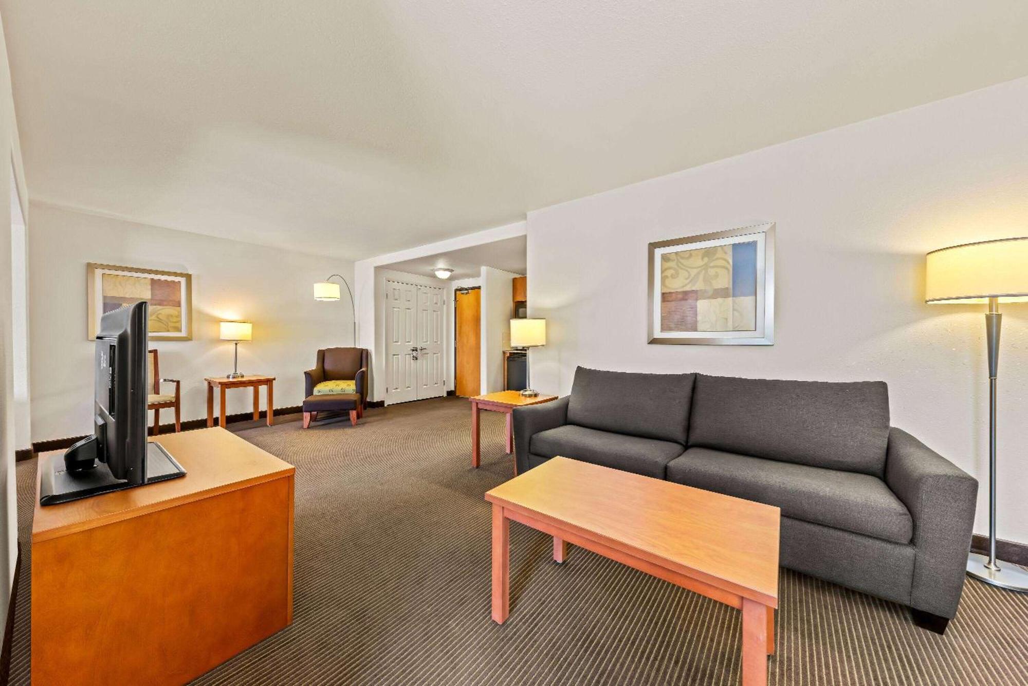 מלון Wingate By Wyndham Calgary South מראה חיצוני תמונה