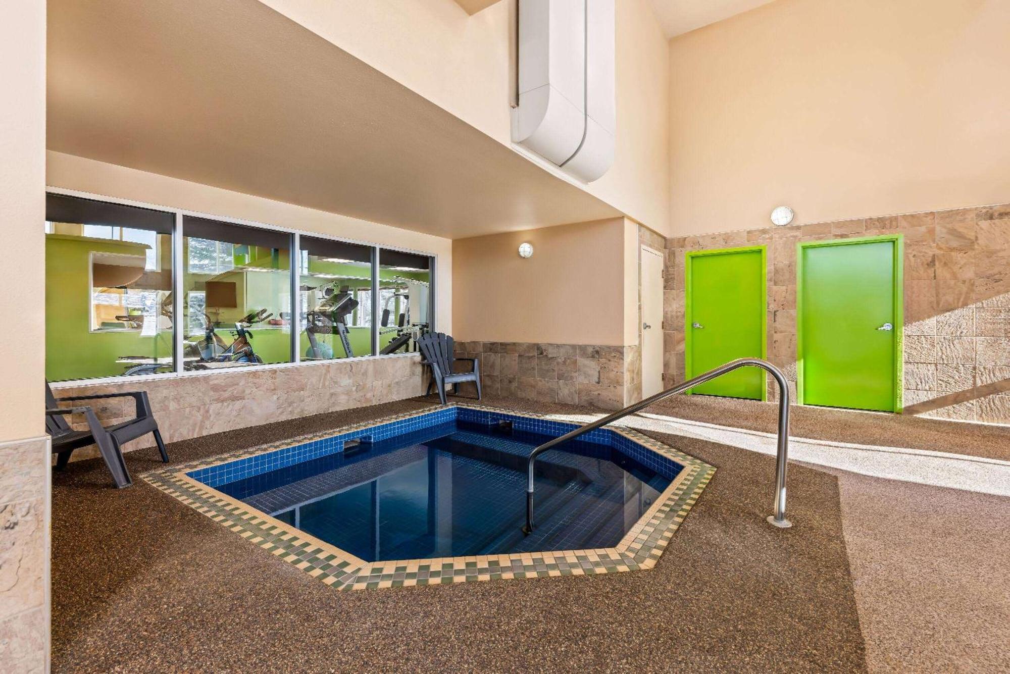 מלון Wingate By Wyndham Calgary South מראה חיצוני תמונה